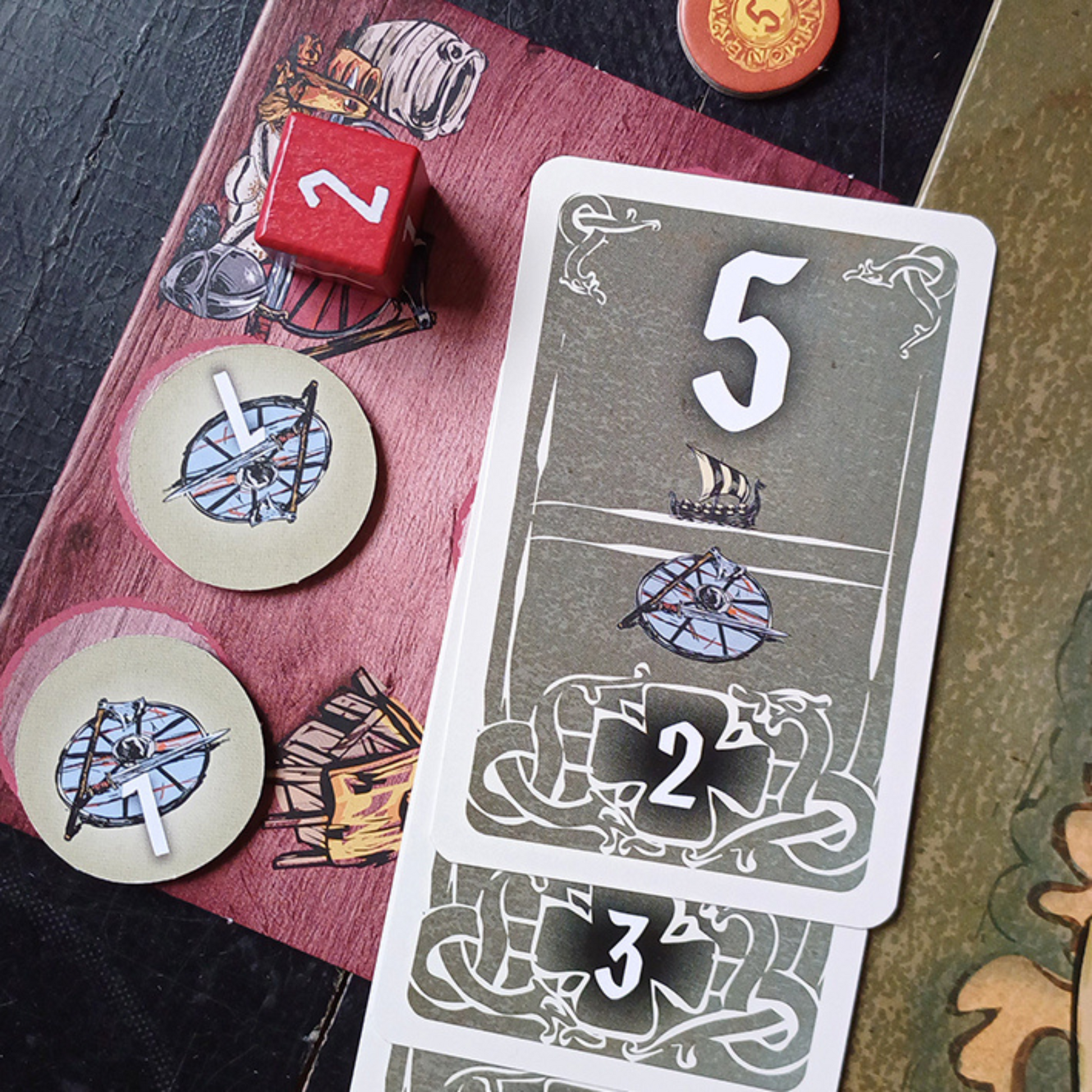 Nærbilde av Vikings Tales spillkomponenter med verdenskart spillebrett, kort, brikker og mynter