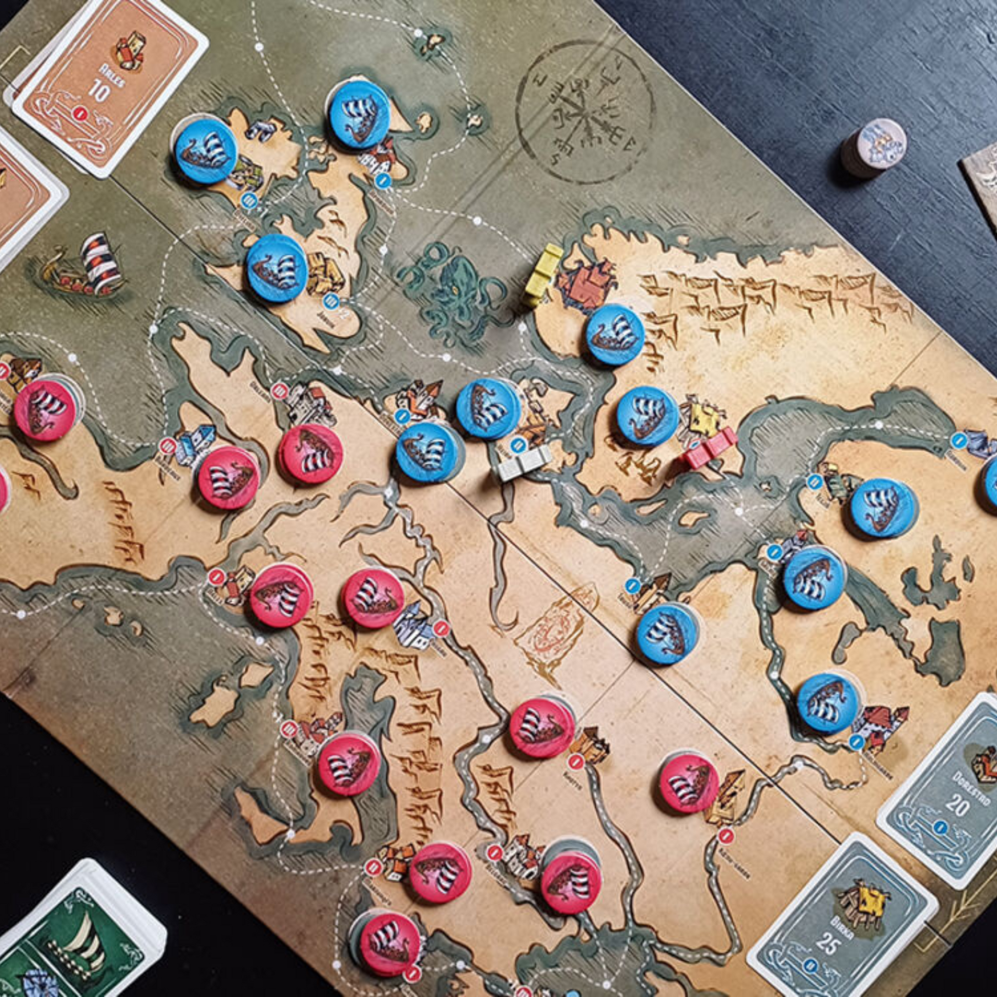 Vikings Tales spillkomponenter med verdenskart spillebrett, kort, brikker og mynter