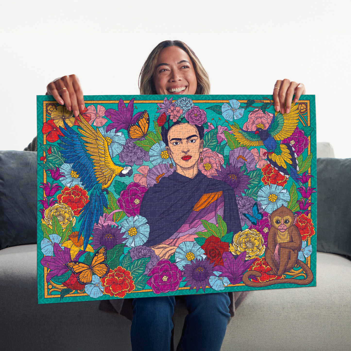Frida Kahlo puslespill detaljer som viser kunstverkets intense farger og symbolikk. Ferdig puslespill holdes opp og viser Ravensburger-kvaliteten.