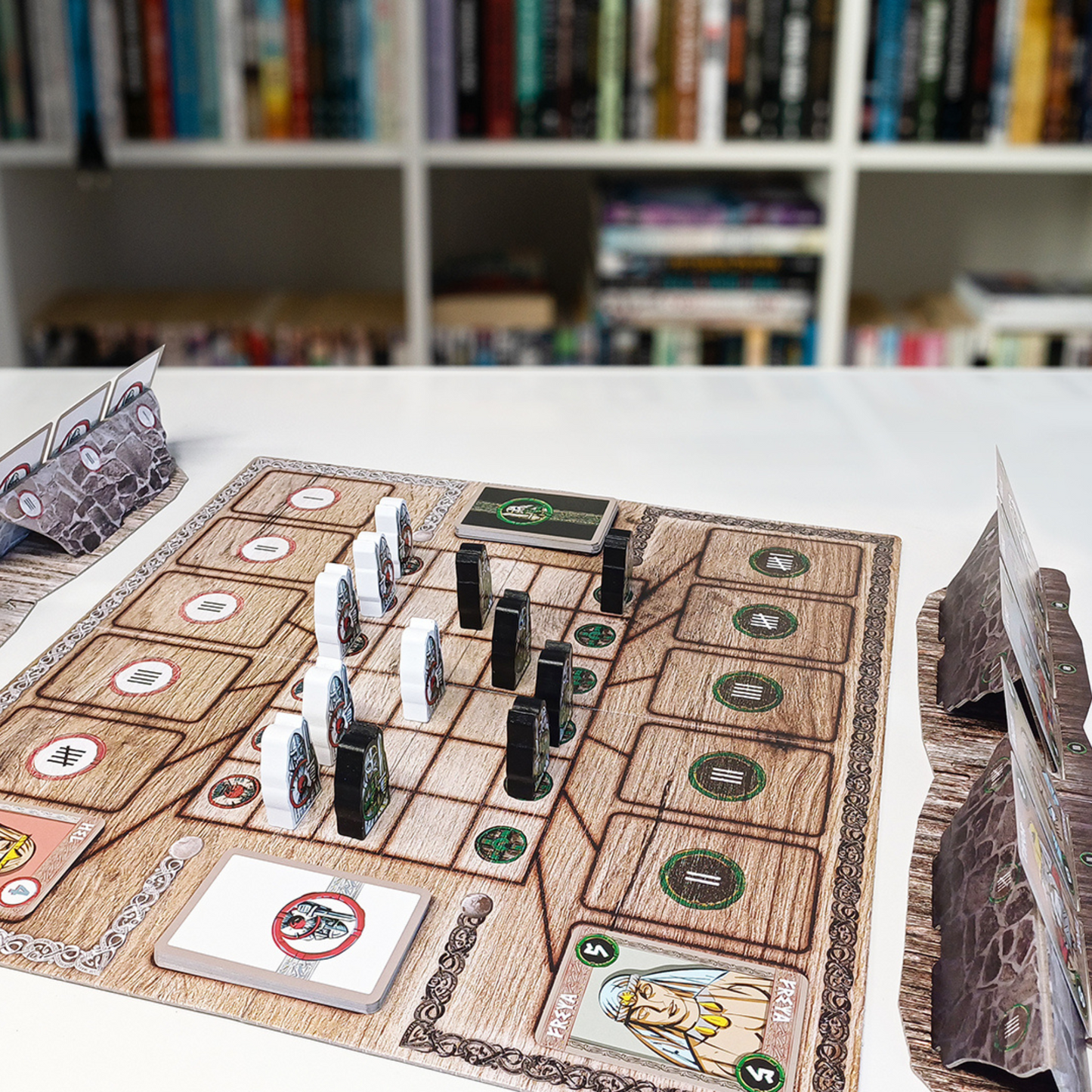 Vikings Tales Odins Table spillkomponenter med detaljert spillebrett, vikingfigurer og kort