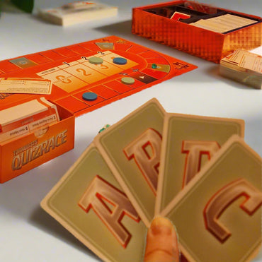 Tørnquists Quizrace spillkomponenter med quizkort, spillebrett og brikker