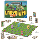 I forgrunnen: spillbrettet med brikker og kort. I bakgrunnen spillesken til Minecraft Labyrinth.