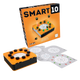 Spillesken til Smart 10, samt boksen som rommer spørsmålskortene og svarmarkørene. Et lite utvalg spørsmålskort ligger strødd utover.