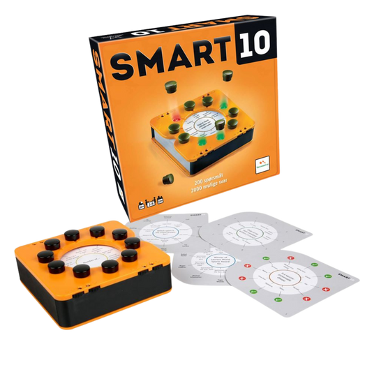 Spillesken til Smart 10, samt boksen som rommer spørsmålskortene og svarmarkørene. Et lite utvalg spørsmålskort ligger strødd utover.