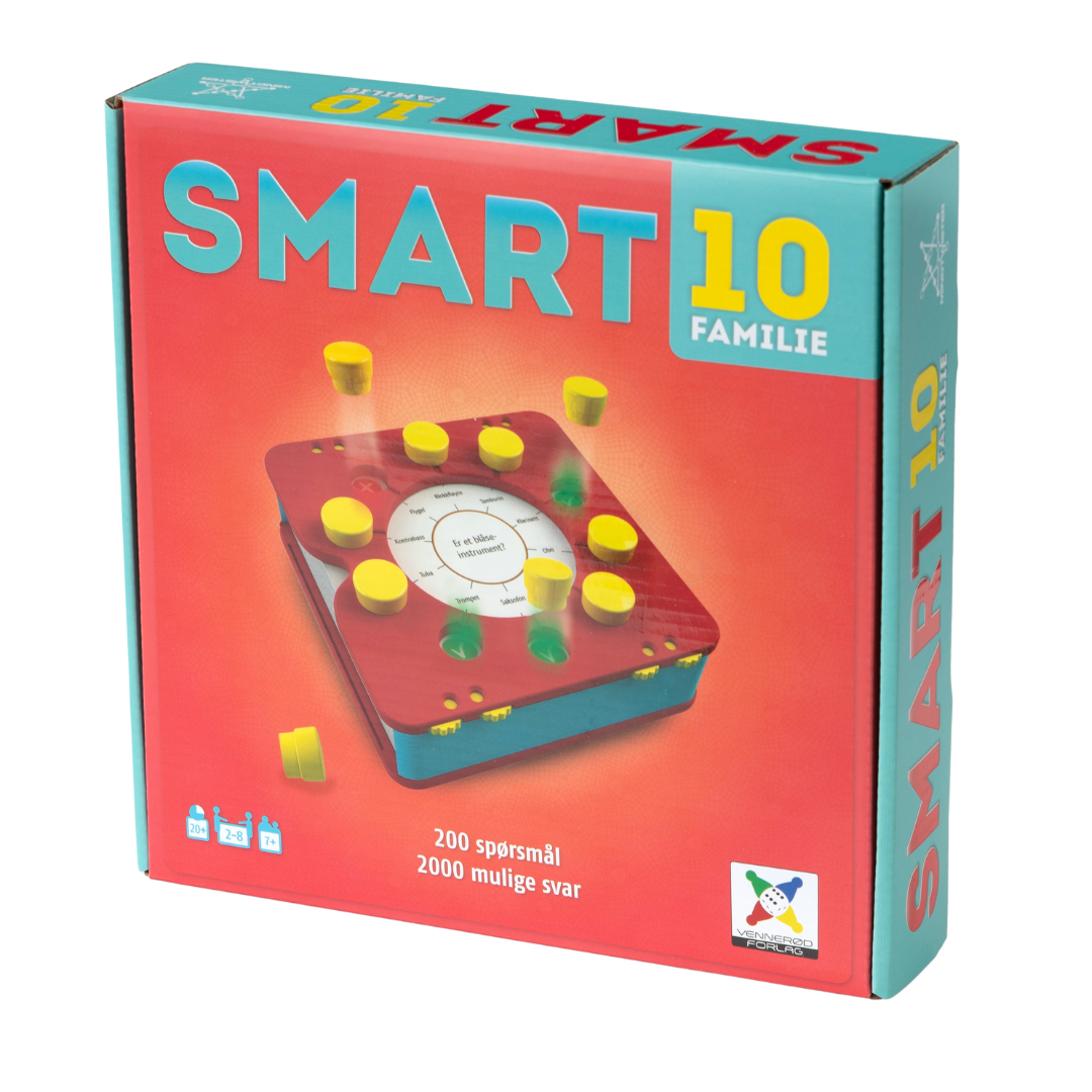 Esken til spillet Smart 10 Familie. Bildet på esken viser spillbrettet med de gule svarmarkørene som tas av og avslører om svaret var rett eller galt.