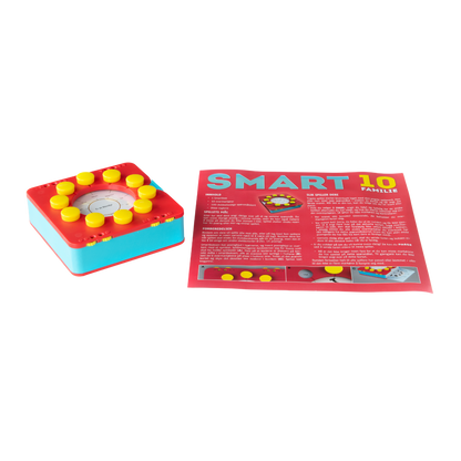 Smart 10 Familie quizspill med rød spillenhet og gule knapper, samt bruksanvisning. 200 spørsmål for familien.