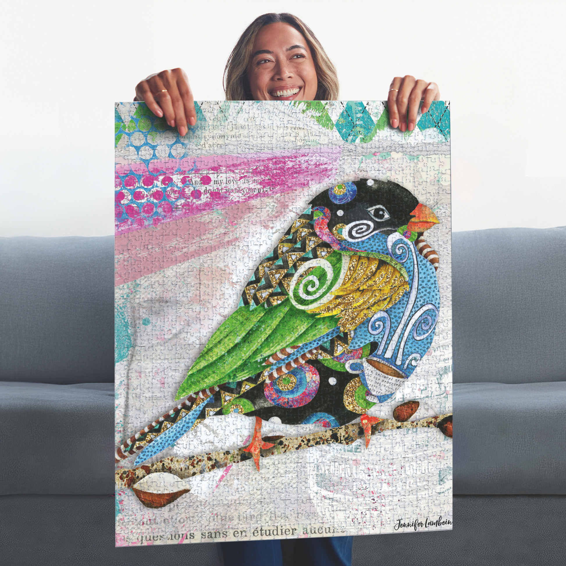 Swirly Bird puslespill ferdig bilde med livlige farger og detaljert fuglemotiv i 1000 brikker holdes opp av dame.