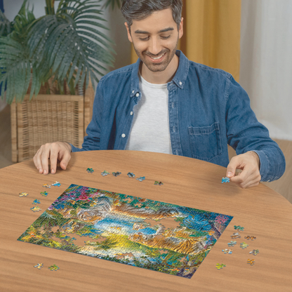 Person pusler Ravensburger puslespill ved trebord med puslespillbrikker spredt rundt