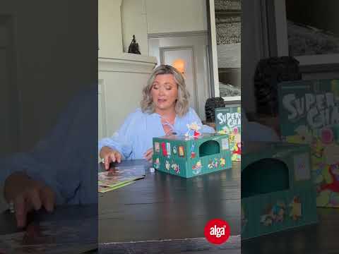 Forfatter Camilla Läckbergs viser frem Super-Charlie brettspill.
